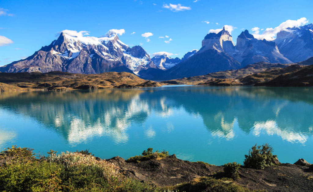 Glaciar Perito Moreno na Patagônia Argentina, um dos melhores destinos da América do Sul, com paredões de gelo azul brilhante e águas calmas em primeiro plano.